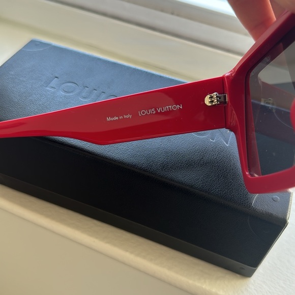 BRAND NEW !! Comes with box and dust bag - Picture 4 of 7